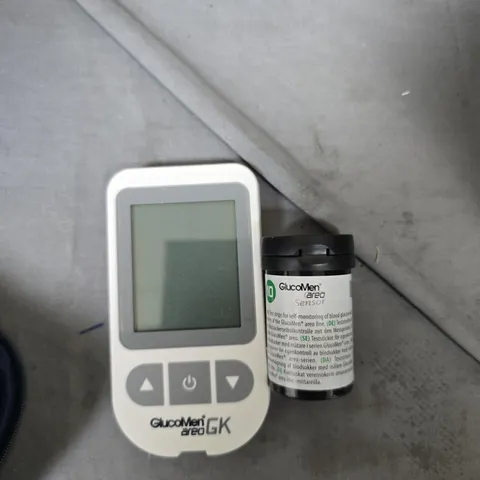 BOX OF APPROXIMATELY 15 ASSORTED ITEMS TO INCLUDE: GLUCOSE MONITOR AND LED KEYCHAIN TORCHES