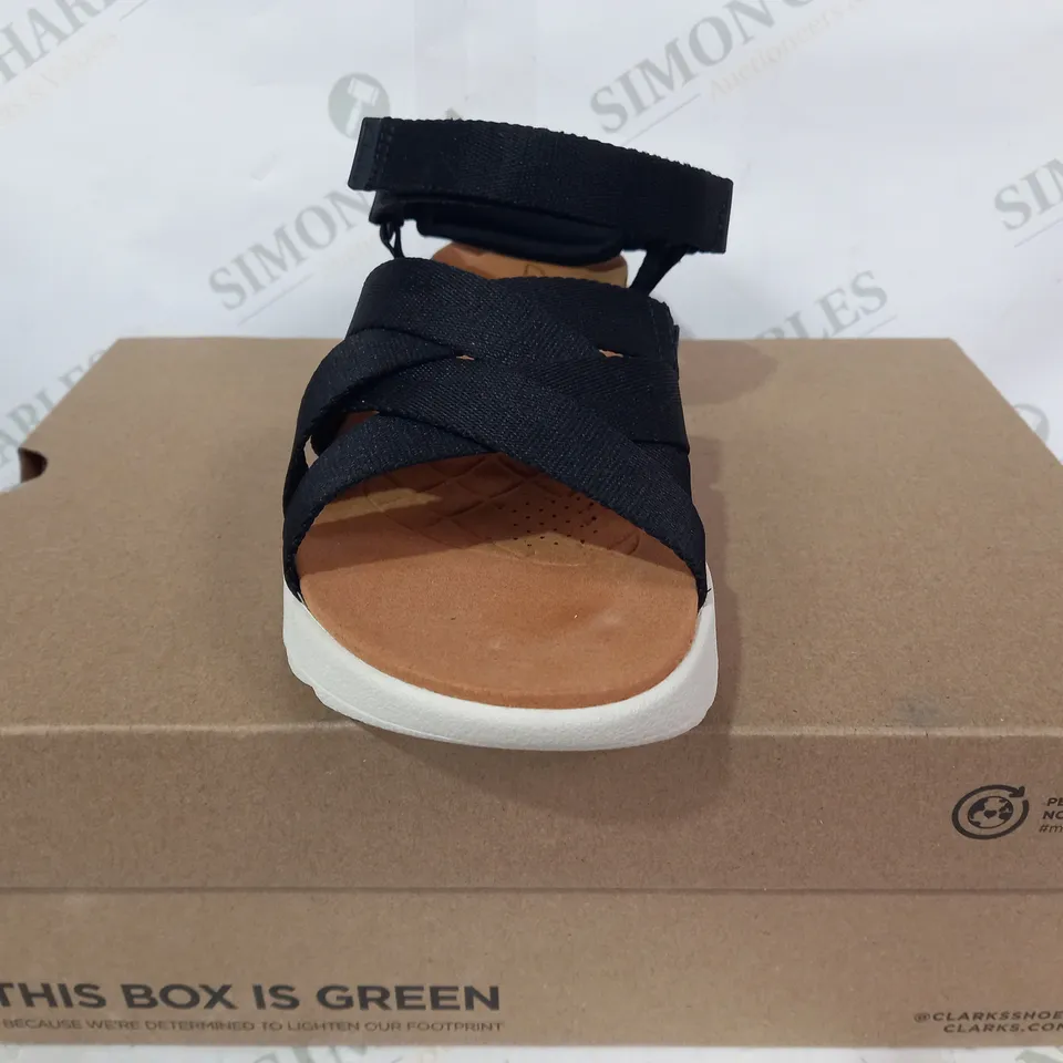 BOXED PAIR OF CLARKS DASHLITE CROSS OPEN TOE SANDALS IN BLACK UK SIZE 5.5