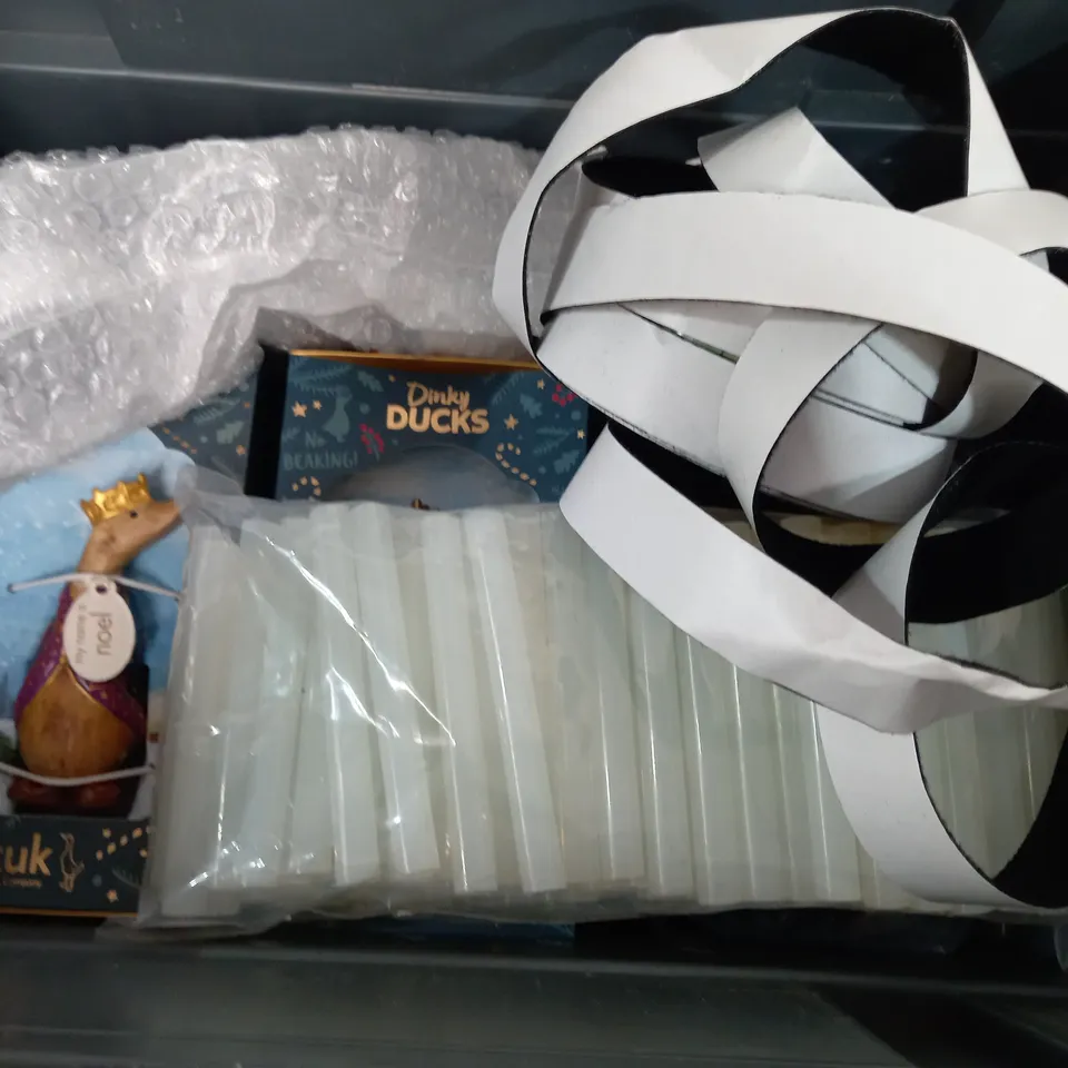 BOX OF APPROXIMATELY 9ASSORTED ITEMS TO INCLUDE - AIR UP APPLE FLAVOUR - COOL LOCK - SUPER MARIO LUIGI ECT