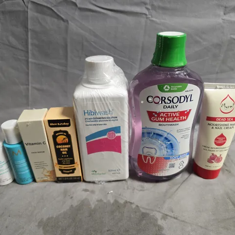 APPROXIMATELY 15 ASSORTED HEALTH & BEAUTY PRODUCTS TO INCLUDE CORSODYL, HAND CREAMS AND VITAMIN C 