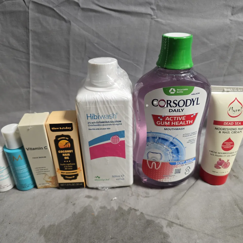 APPROXIMATELY 15 ASSORTED HEALTH & BEAUTY PRODUCTS TO INCLUDE CORSODYL, HAND CREAMS AND VITAMIN C 