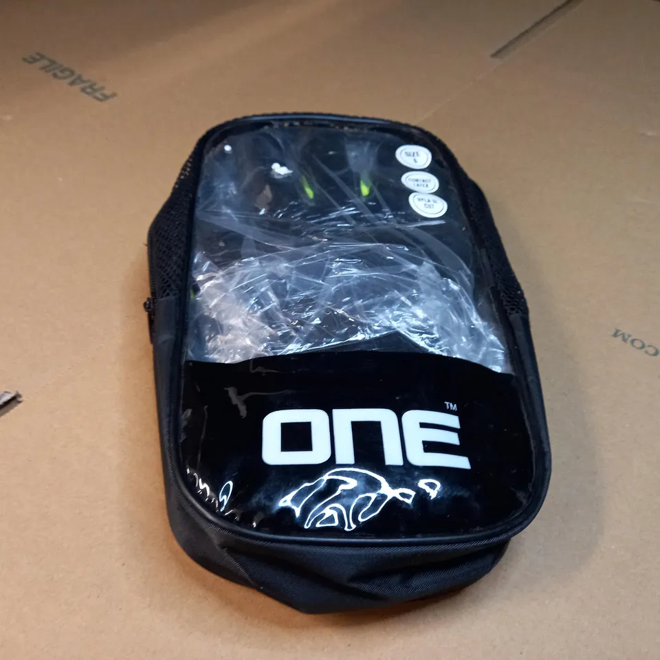 PACKAGED BLACK/GREEN CONTACT LATEX GOAL KEEPING GLOVES - SIZE 6