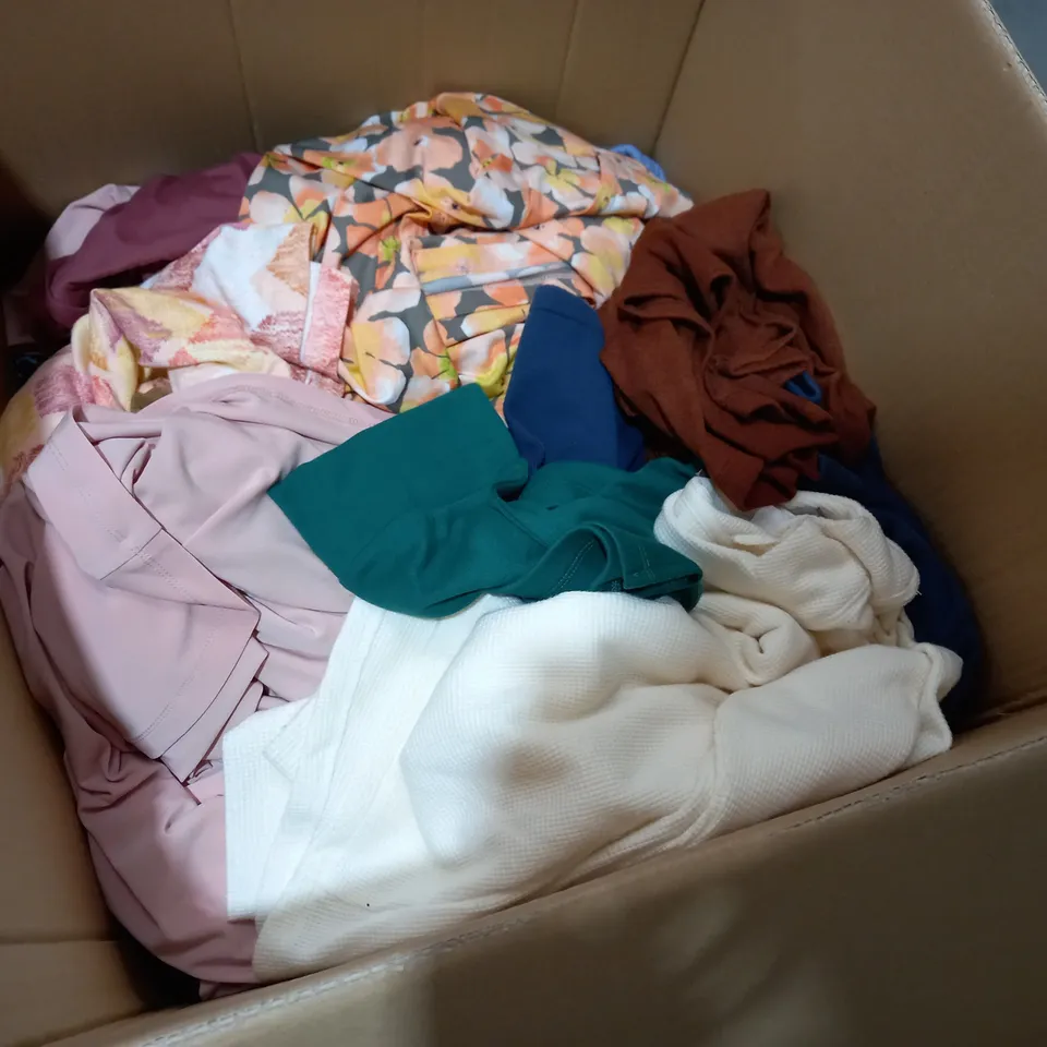 BOX OF APPROXIMATELY 20 ASSORTED CLOTHING ITEMS TO INCLUDE QUACKER FACTORY, MARLA WYNNE, D&CO