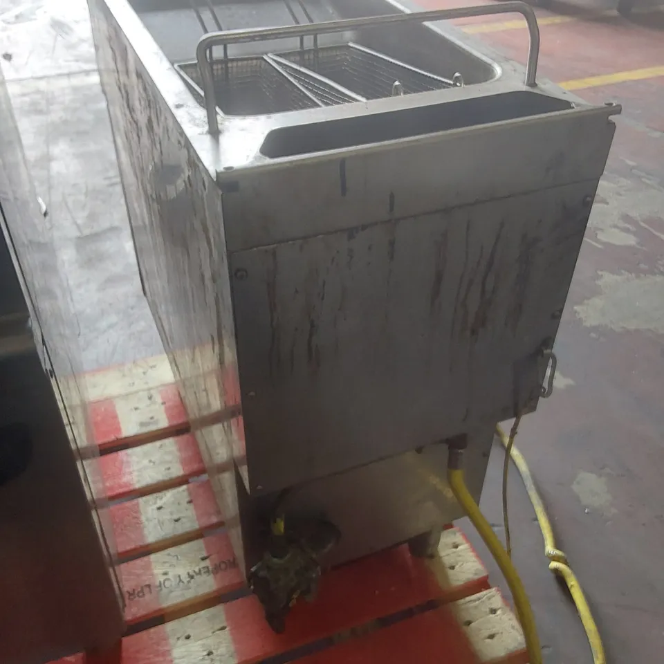 ELECTROLUX COMMERCIAL GAS TWIN TANK FRYER