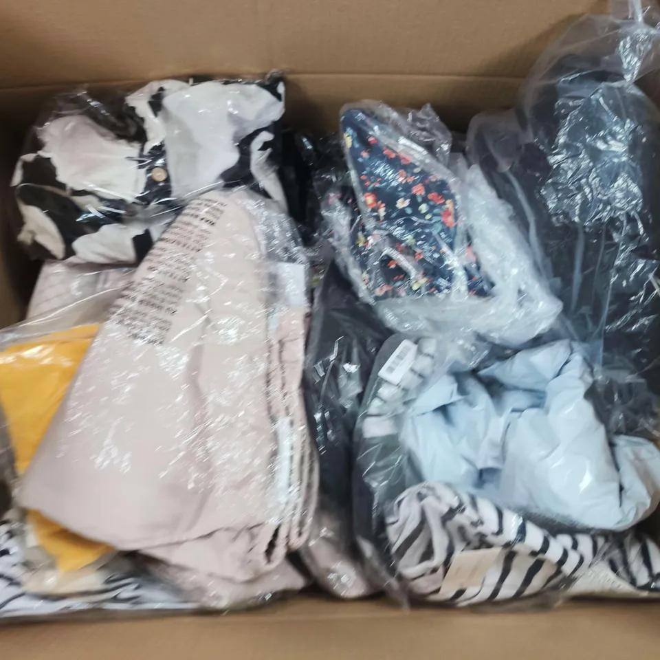 APPROXIMATELY 20 ASSORTED WOMENS CLOTHING ITEMS IN VARIOUS SIZES & STYLES 