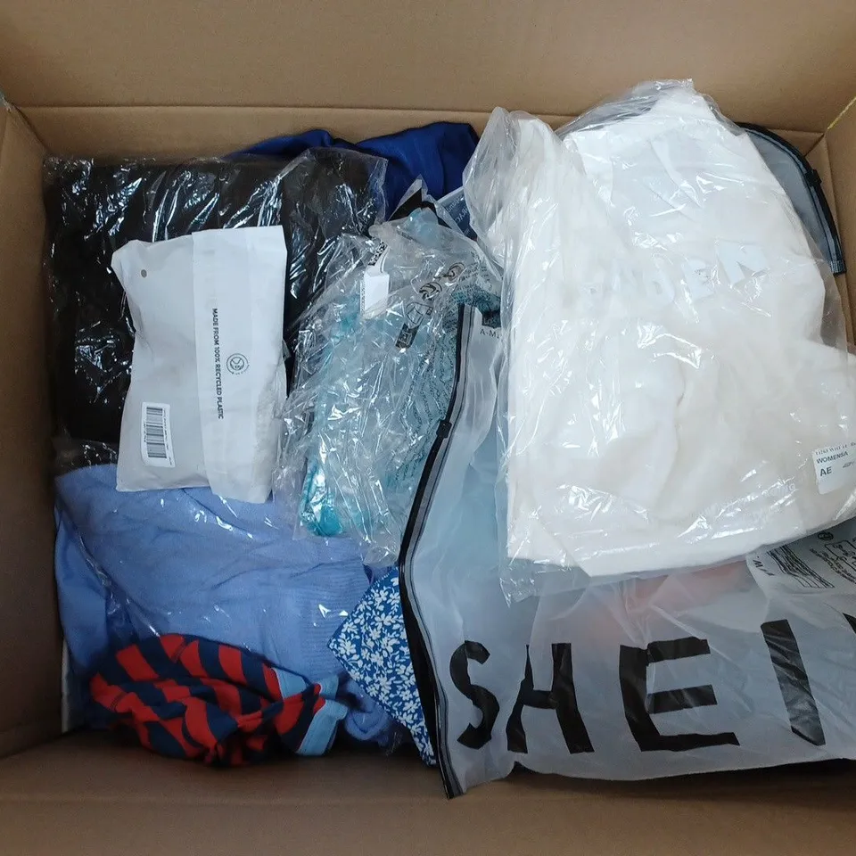 LARGE QUANTITY OF CLOTHING ITEMS TO INCLUDE DRESSES, SWEATERS, JEANS, T-SHIRTS, ETC