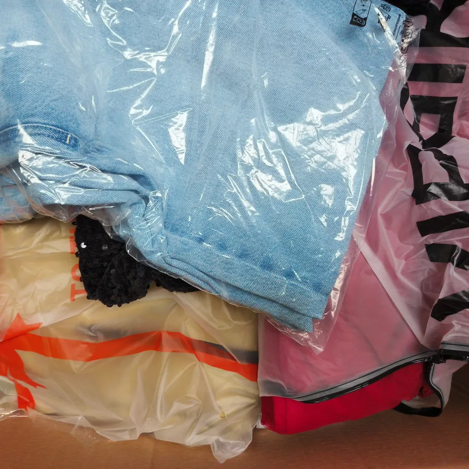 APPROXIMATELY 20 ASSORTED CLOTHING AND FASHION PRODUCTS IN VARIOUS STYLES AND SIZES - COLLECTION ONLY
