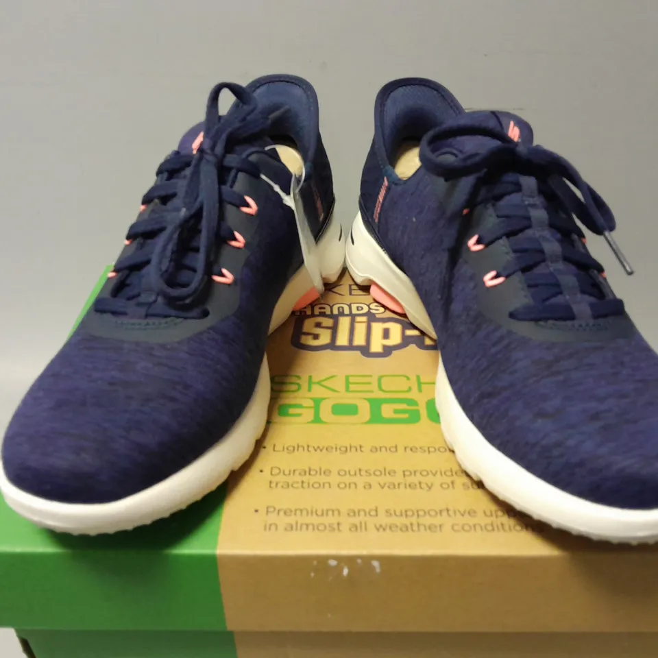 BOXED PAIR OF SKECHERS WOMENS GO GOLF WALK TRAINERS IN NAVY/PINK - UK 5