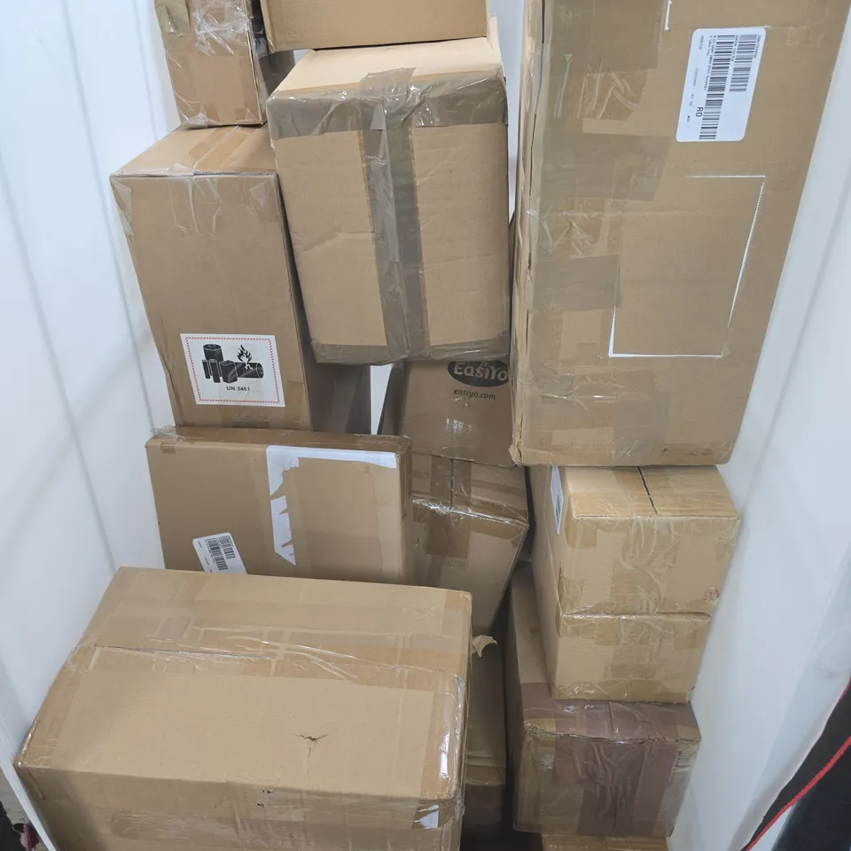APPROXIMATELY 10 ASSORTED HOUSEHOLD PRODUCTS TO INCLUDE STORAGE BOXES, AIR FRYER TRAYS, HOME DÉCOR ETC - COLLECTION ONLY 