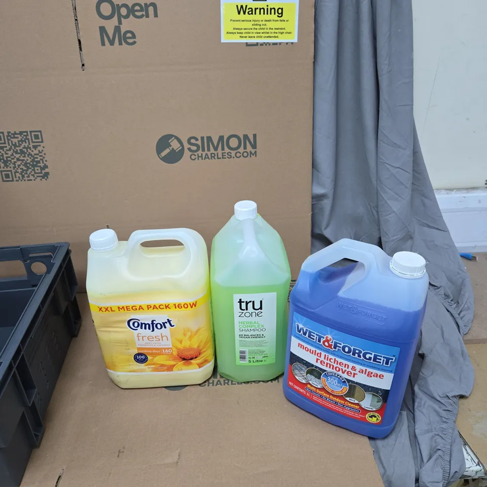 TOTE TO INCLUDE: WET AND FORGOT MOLD LICHEN AND ALGAE REMOVER, HERBAL COMPLEX SHAMPOO AND COMFORT FRESH 