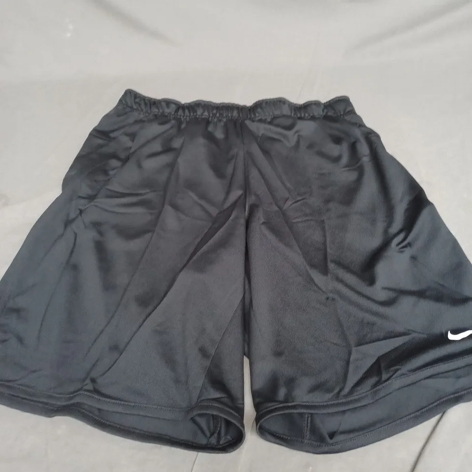 NIKE STANDARD FIT LENGTH BLACK SHORTS - MEDIUM