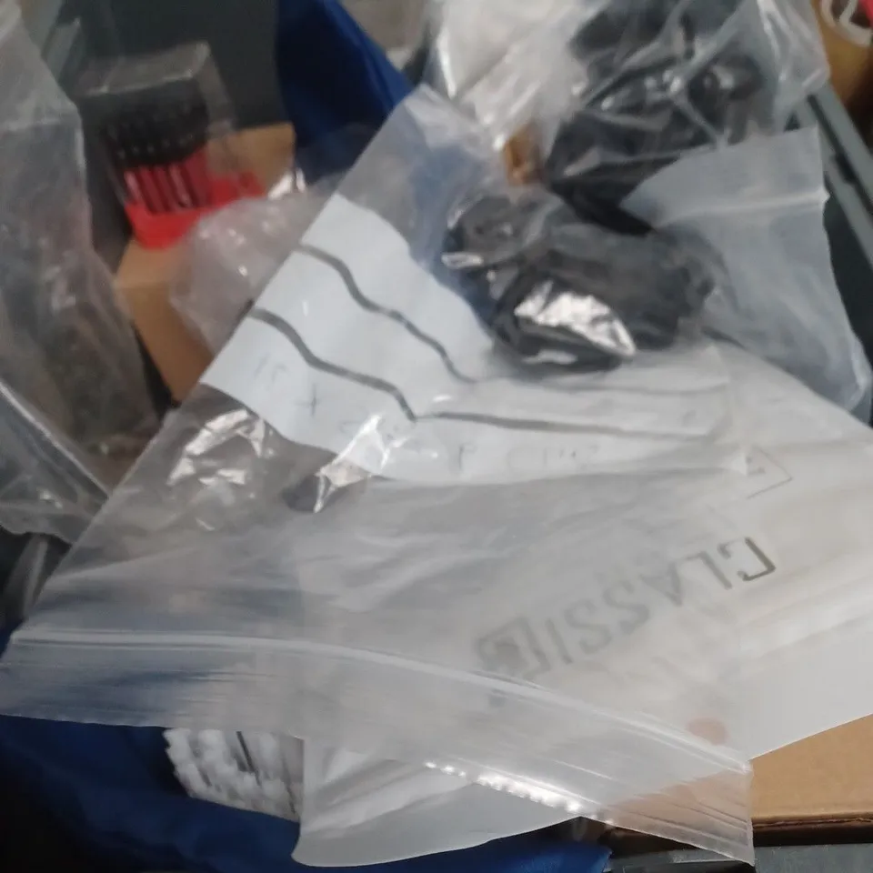 APPROXIMATELY 20 ASSORTED HOUSEHOLD ITEMS INCLUDING JAR / BOTTLE OPENER , DOOR CHAIN AND PLIERS