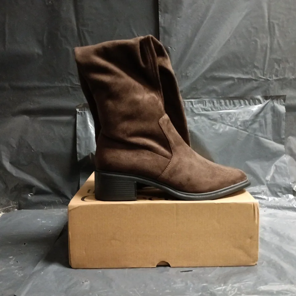 BOXED PAIR OF THE VERY COLLECTION KNEE-HIGH SHOES IN CHOCOLATE BROWN SIZE 7