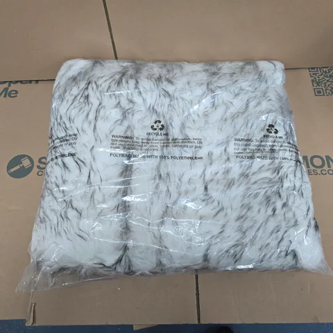 GREY & WHITE FAUX FUR THROW BLANKET – UNBOXED