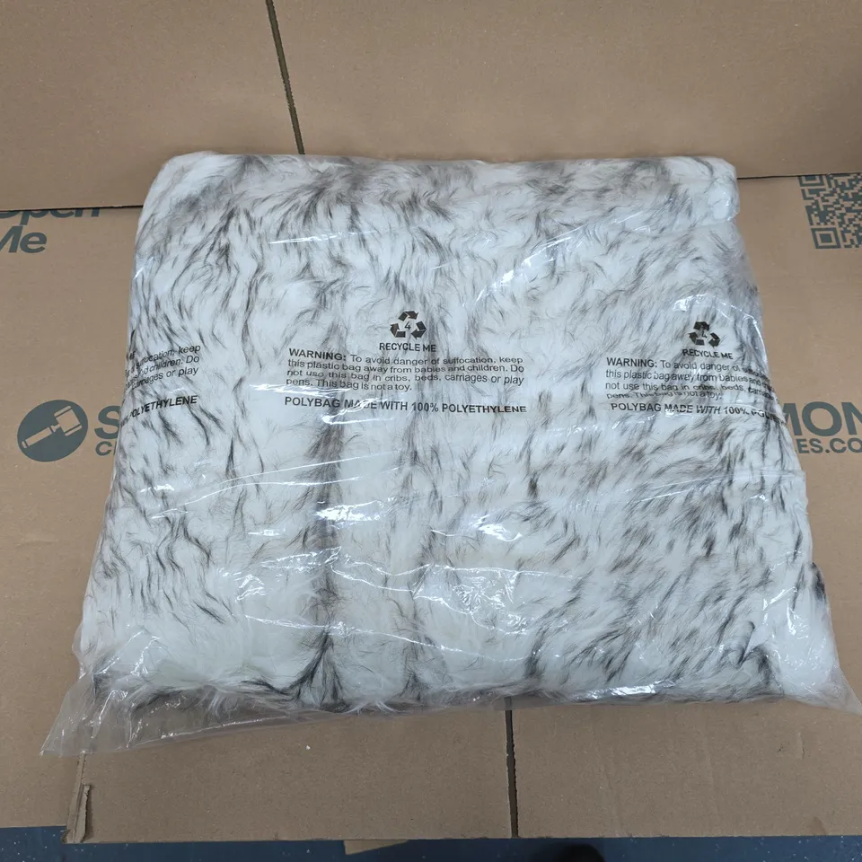 GREY & WHITE FAUX FUR THROW BLANKET – UNBOXED