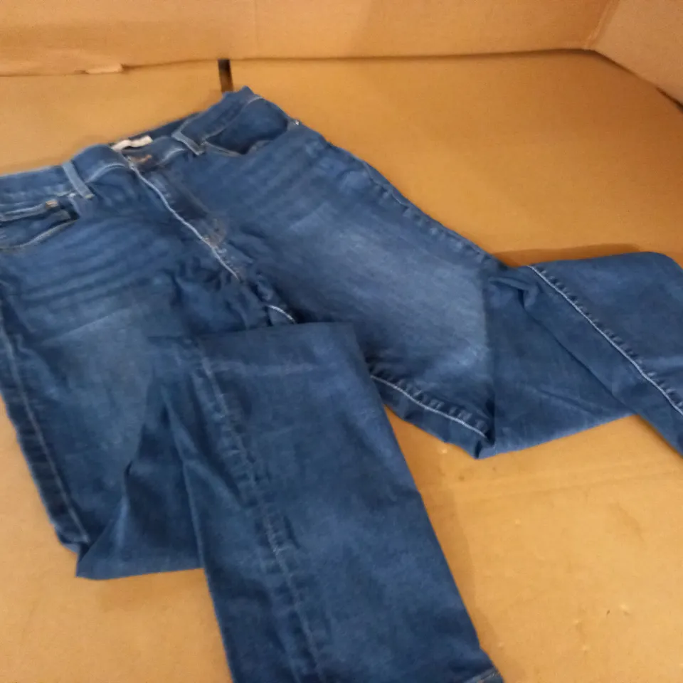 LEVIS HIGH RISE STRAIGHT JEANS - 31