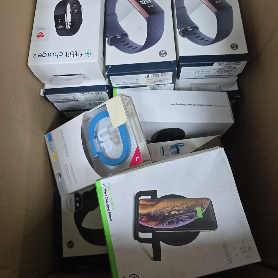 BOX OF APPROXIMATELY 25 ASSORTED ITEMS INCLUDING FITBIT TRACKER WATCH , WIRELESS CHARGING STAND AND WIRELESS CHARGING PAD