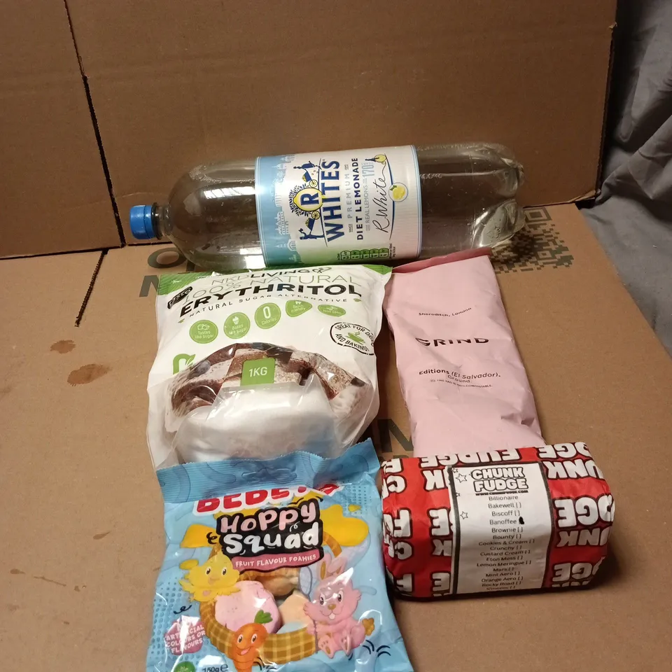 TOTE OF APPROXIMATELY 15 ASSORTED FOOD/DRINK ITEMS TO INCLUDE R WHITES DIRT LEMONADE 2L, NKDLIVING 100% NATURAL ERYTHRITOL, GRIND EL SALVADOR COFFEE 227G, CHUNK FUDGE, BEBETO ETC