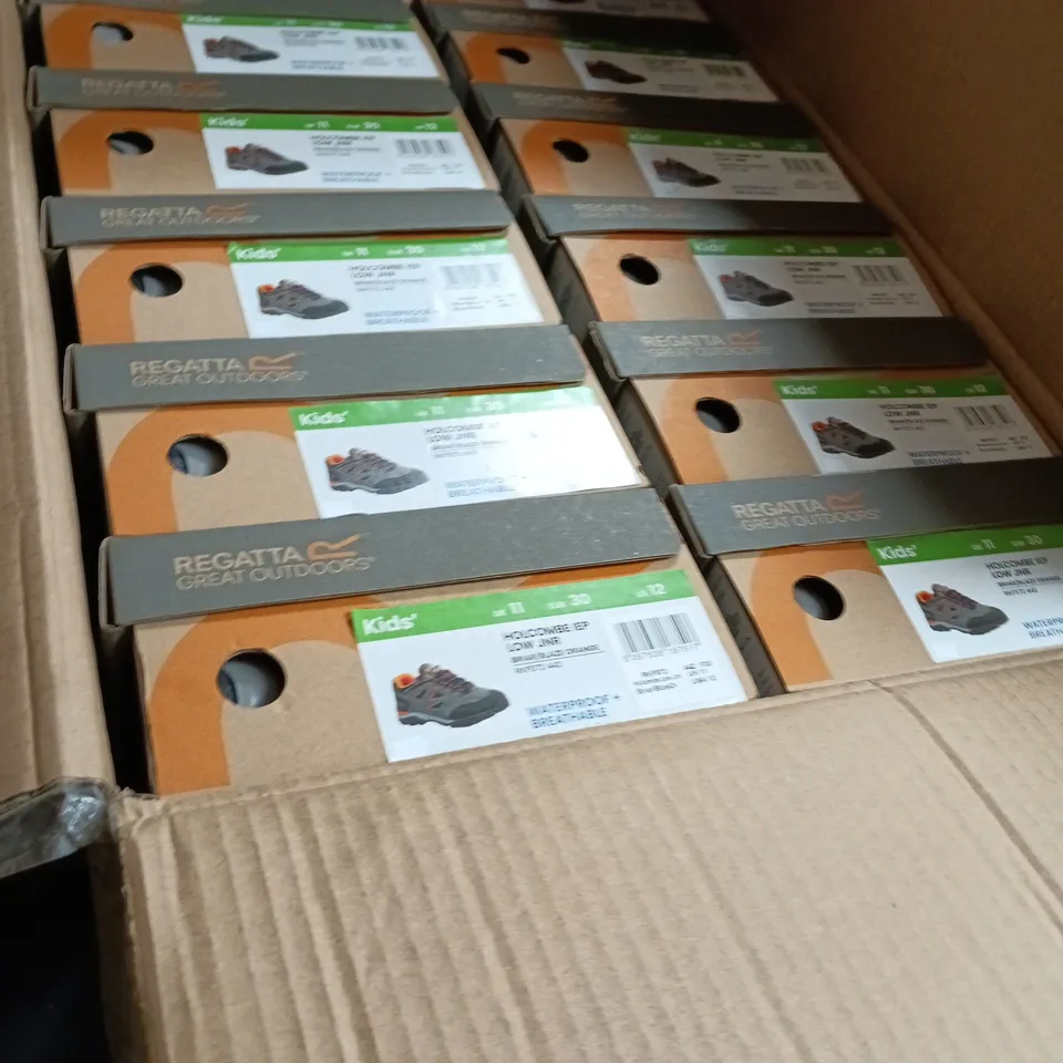 BOX OF APPROXIMATELY 12 PAIRS OF REGATTA CHILDRENS/KIDS HOLCOMBE LOW JUNIOR HIKING BOOTS BRIAR BLAZE ORANGE SIZE CHILDS UK 11