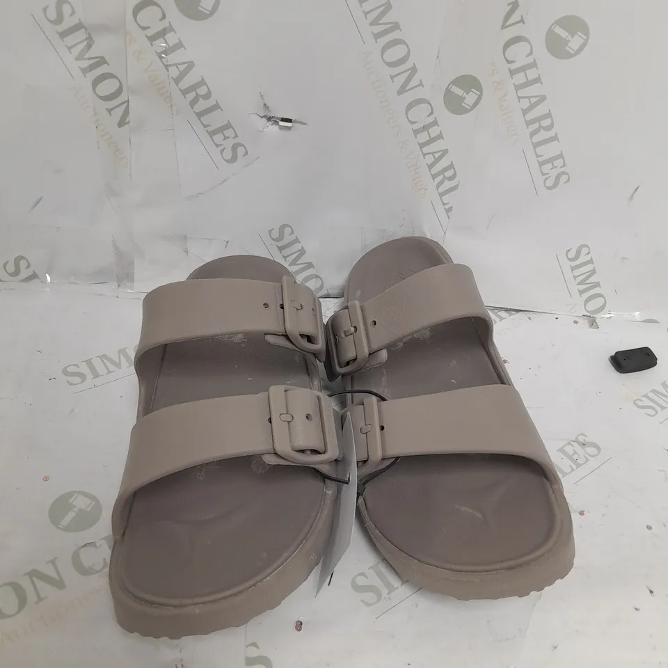 BOXED PAIR OF SKECHERS ARCH FIT FOAMIES SLIDE SANDALS IN DARK TAUPE SIZE 4