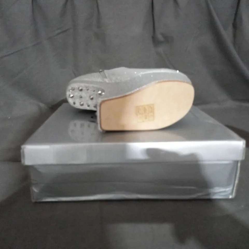 APPROXIMATELY 14 BOXED PAIR OF CASANDRA SILVER GLITTER PLATFORM WEDGE SHOES IN VARIOUS SIZES TO INCLUDE SIZE 5