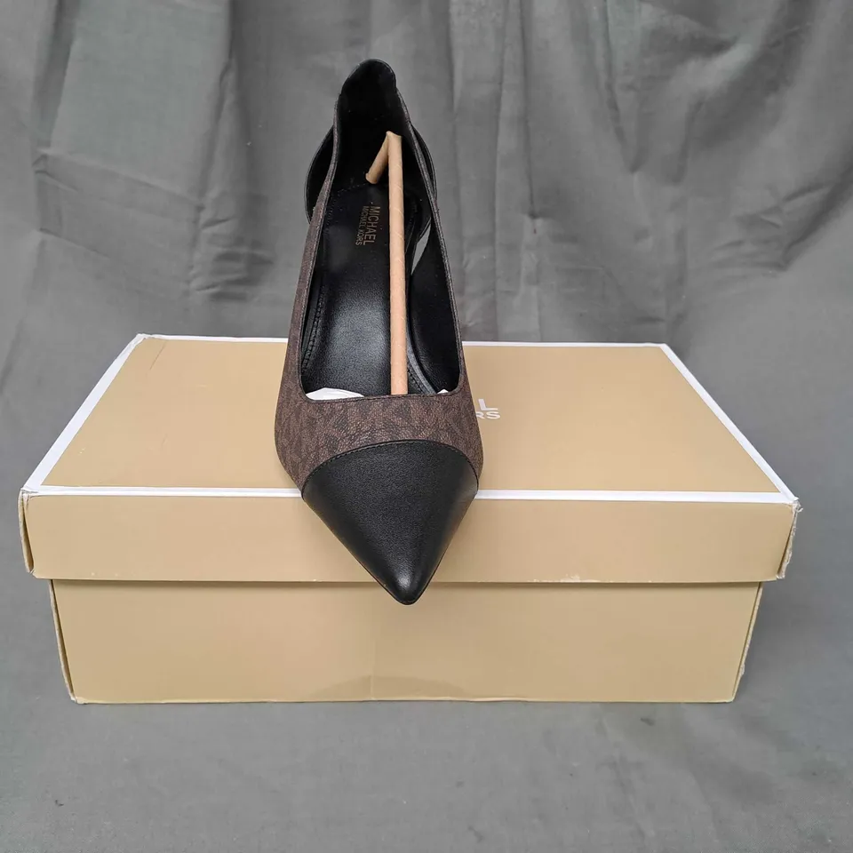 BOXED PAIR OF MICHAEL KORS ADLINE HEELED PUMPS IN BROWN SIZE 6.5