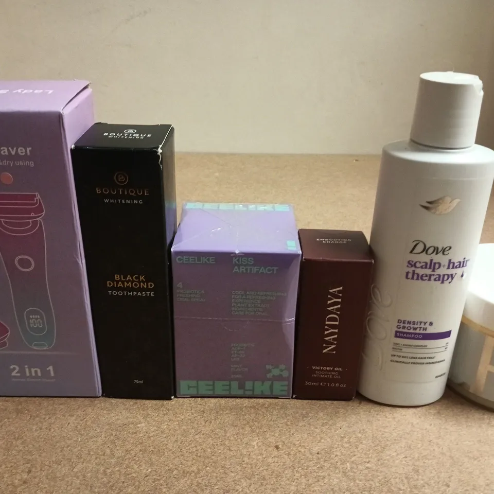 APPROXIMATELY 15 ASSORTED HEALTH & BEAUTY PRODUCTS TO INCLUDE LADY SHAVER , DOVE AND NAYDAYA