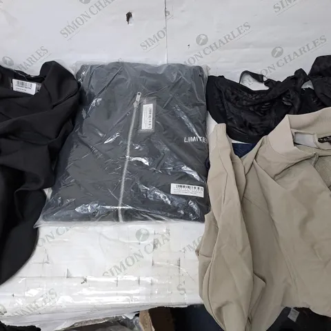 BOX OF APPROXIMATELY 25 ASSORTED CLOTHING ITEMS TO INCUDE - BRA - TROUSERS , TOPS , PANTS - ETC