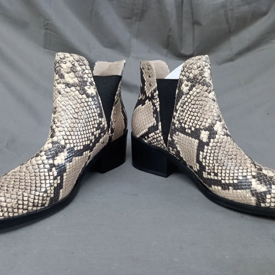 BOXED PAIR OF STEVE MADDEN CADE LEATHER ANKLE BOOTS IN BEIGE EU SIZE 37