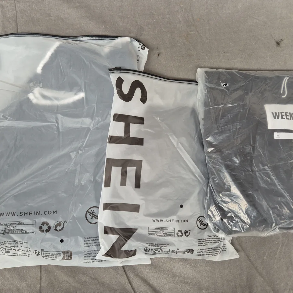 BOX OF APPROXIMATELY 20 ASSORTED CLOTHING AND FASHION ITEMS IN VARIOUS STYLES, SIZES, AND COLOURS - COLLECTION ONLY