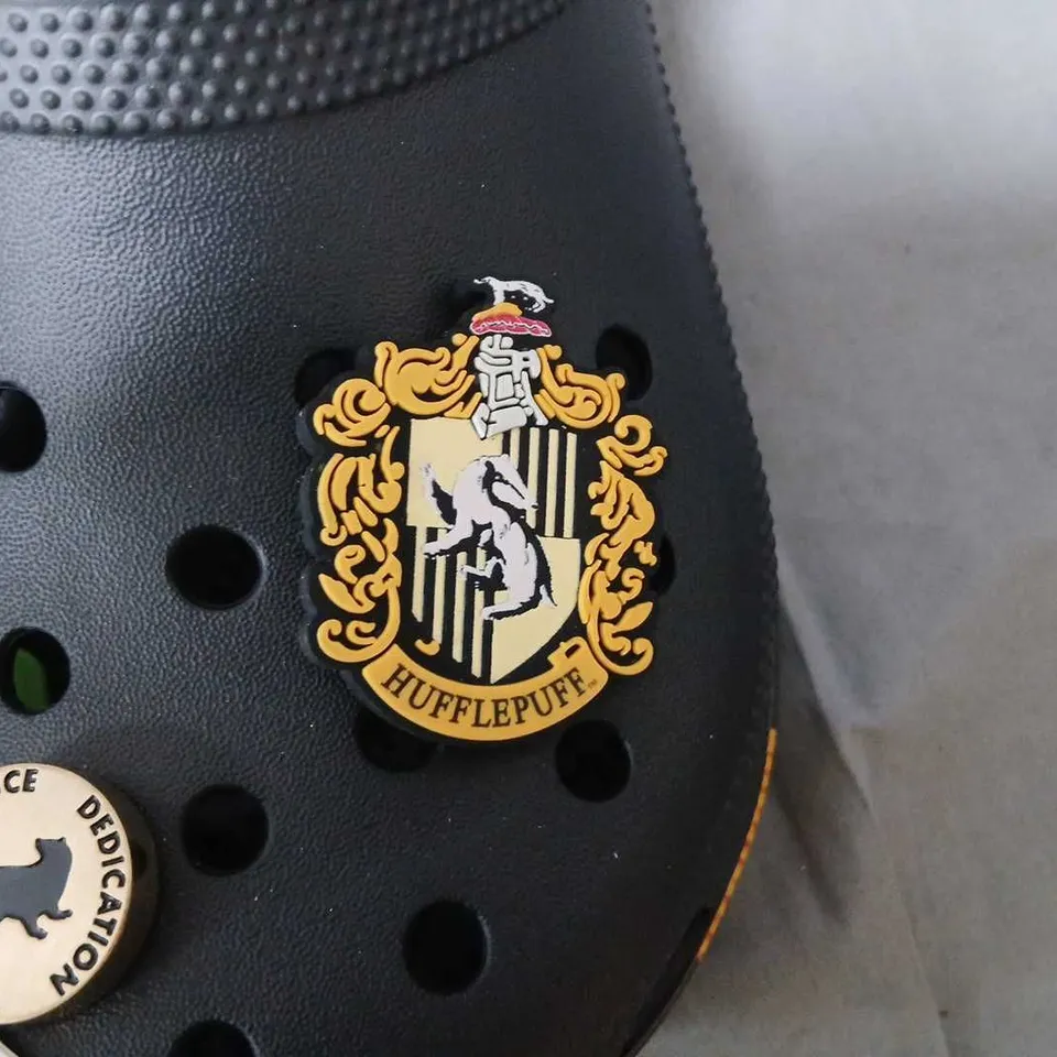 CROCS HARRY POTTER HUFFLEPUFF CLASSIC CLOG – UK 5 (US 6 / EU 38-39), BLACK
