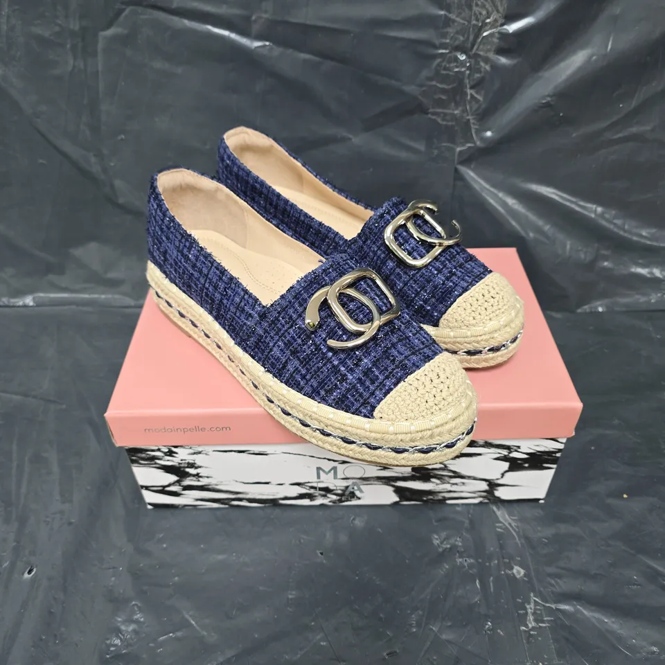 BOXED PAIR OF MODA IN PELLE FOLIO TEXTILE SHOES IN NAVY - 6