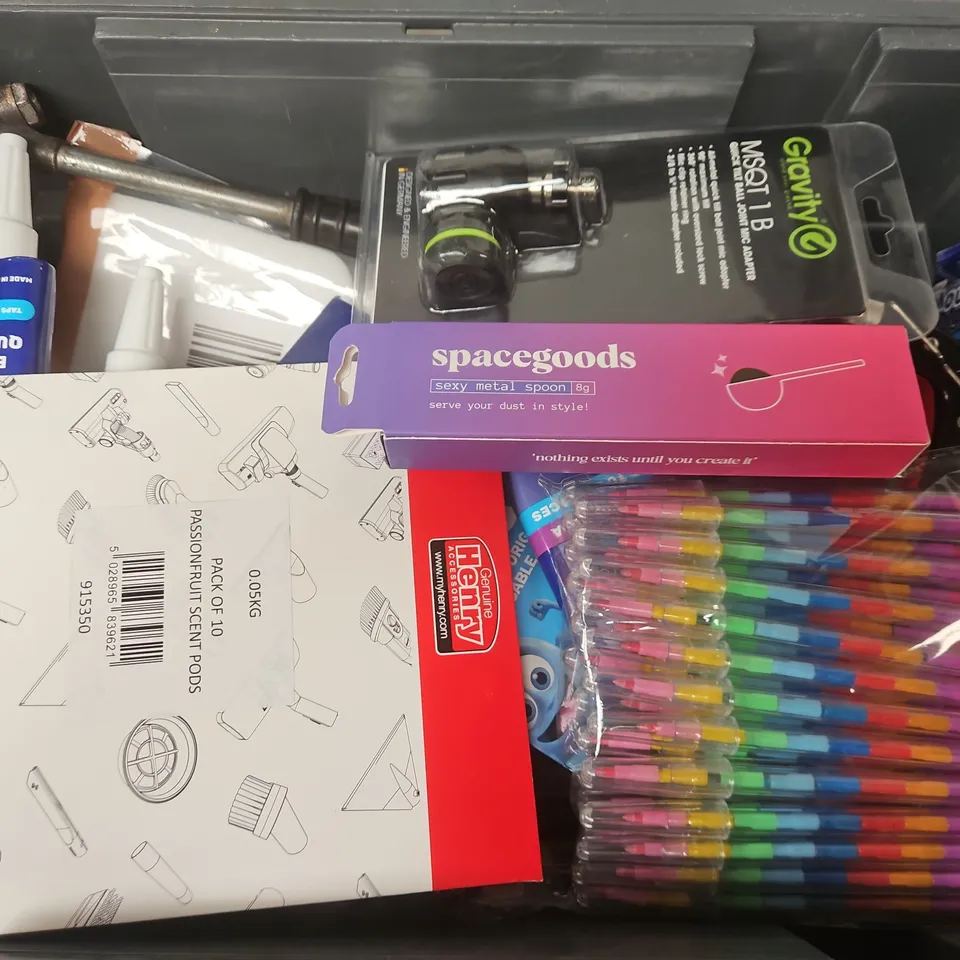 APPROXIMATELY 12 ASSORTED HOUSEHOLD ITEMS TO INCLUDE SPACEGOODS SEXY METAL SPOON, GRAVITY MSQT 1 B MIC ADAPTOR, MOULD MAGIC, ETC - COLLECTION ONLY