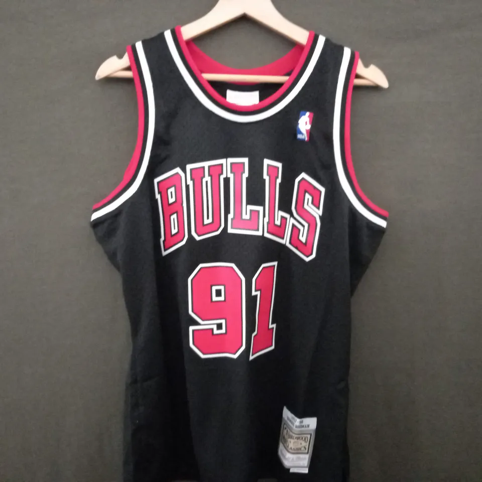 MITCHELL & NESS NBA SWINGMAN ALTERNATE JERSEY BULLS 97 DENNIS RODMAN IN BLACK/RED - MEDIUM