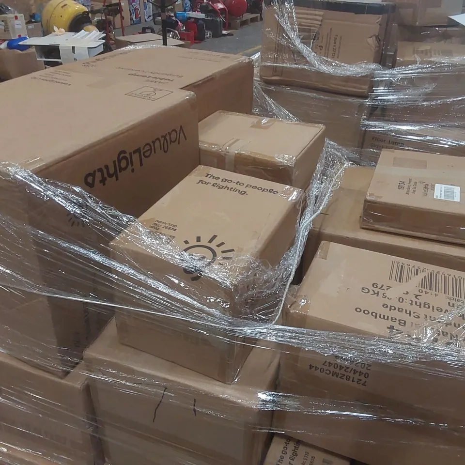 PALLET CONTAINING A VERY LARGE QUANTITY OF HOME LIGHTING PRODUCTS