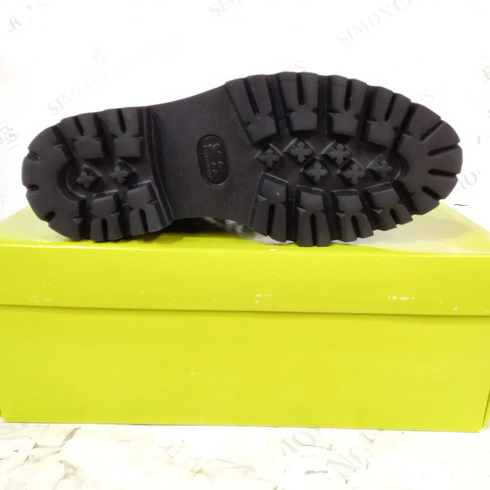 BOXED PAIR OF TED BAKER CHUNKY LACE UP ANKLE BOOTS IN BLACK UK SIZE 4