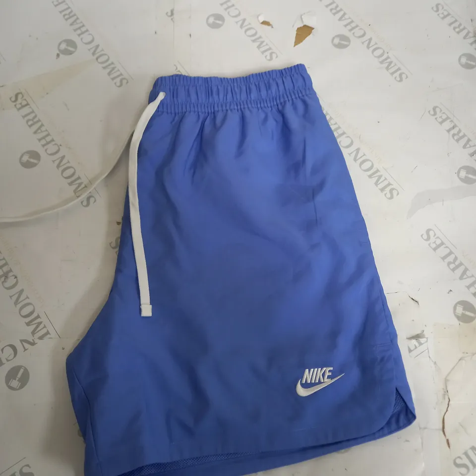 NIKE STANDARD FIT SHORTS SIZE M