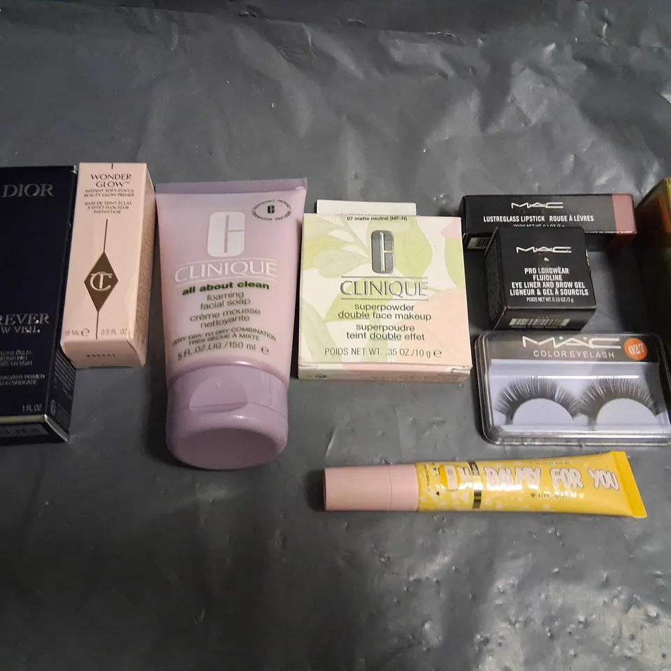 APPROXIMATELY 10 ASSORTED HEALTH AND BEAUTY PRODUCTS TO INCLUDE; MAC, ELIZABETH ARDEN, CLINIQUE, PLOUISE, CHARLOTTE TILLBURY AND DIOR