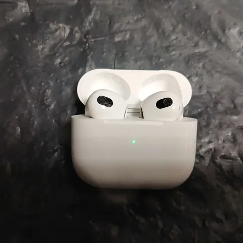 APPLE AIRPODS PRO WITH WIRELESS CHARGING CASE
