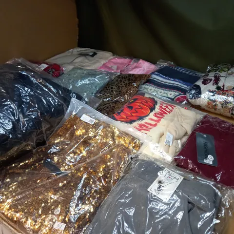 LOT OF APPROX 20 ASSORTED CLOTHING ITEMS VARYING IN SIZE/COLOUR/STYLE TO INCLUDE: TROUSERS, SKIRTS, TOPS