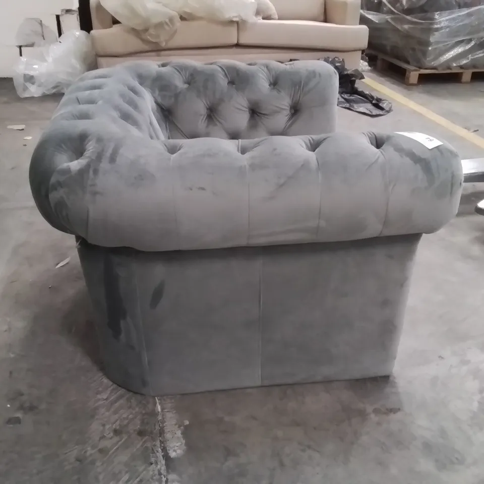 QUALITY DESIGNER GREY FABRIC UPHOLSTERED BUTTON BACK CRUSHED VELVET ARM CHAIR