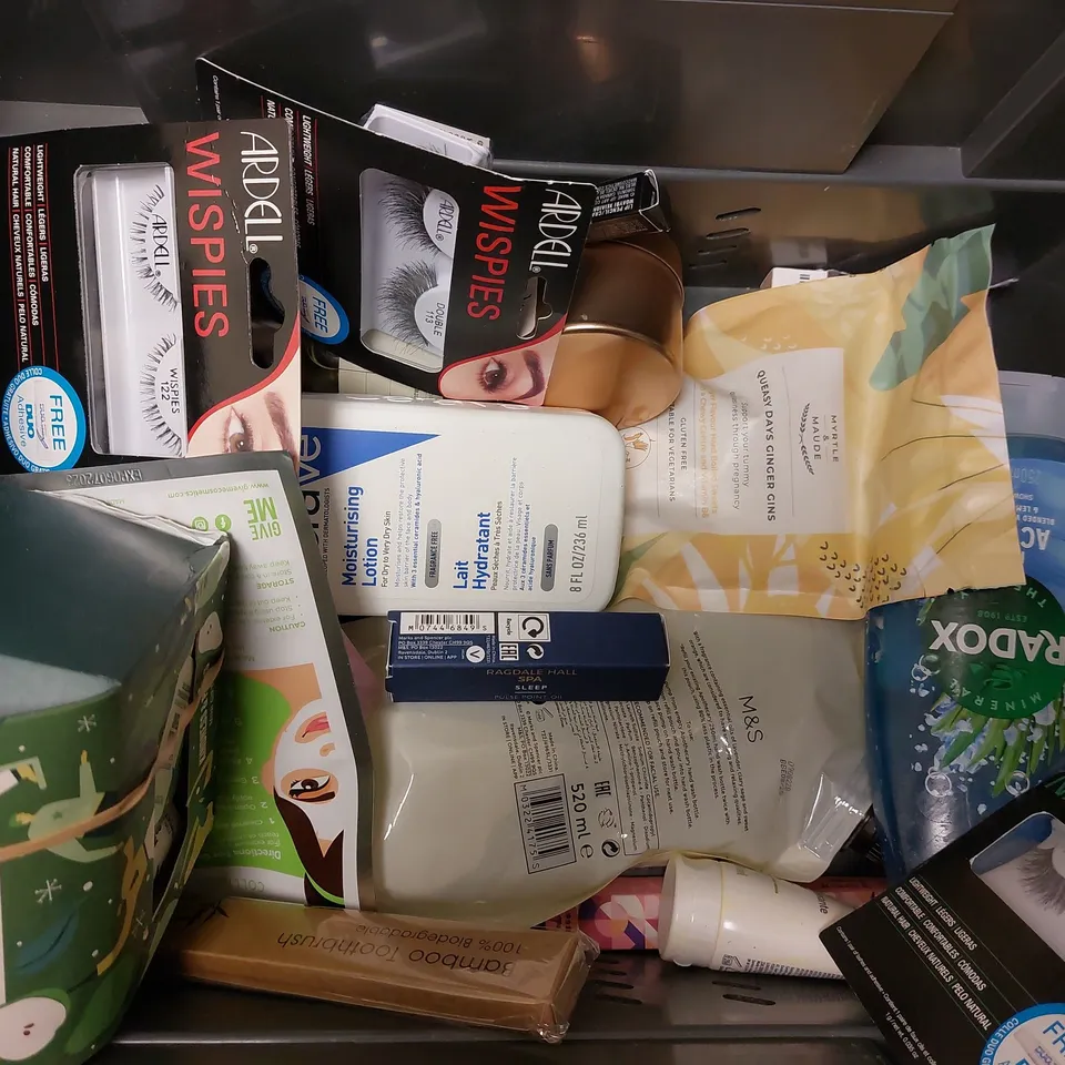 BOX OF APPROX 15 COSMETIC ITEMS TO INCLUDE RADOX MOISTURISE SHOWER GEL, BEAUTY WORKS 10-IN-1 MIRACLE SPRAY, MYRTLE AND MAUDE QUEASY DAYS BON BONS