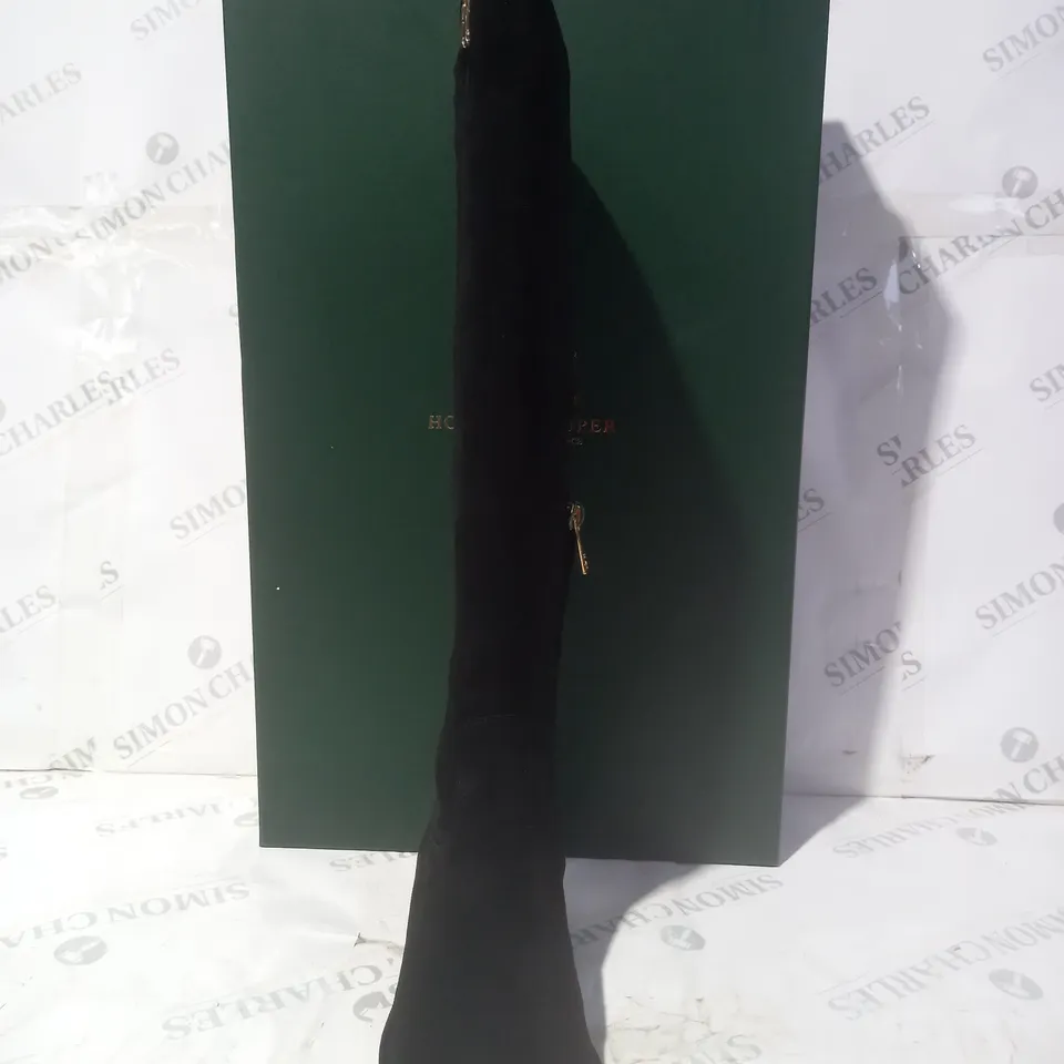 BOXED PAIR OF HOLLAND COOPER ALBANY KNEE BOOTS IN BLACK SUEDE SIZE 6