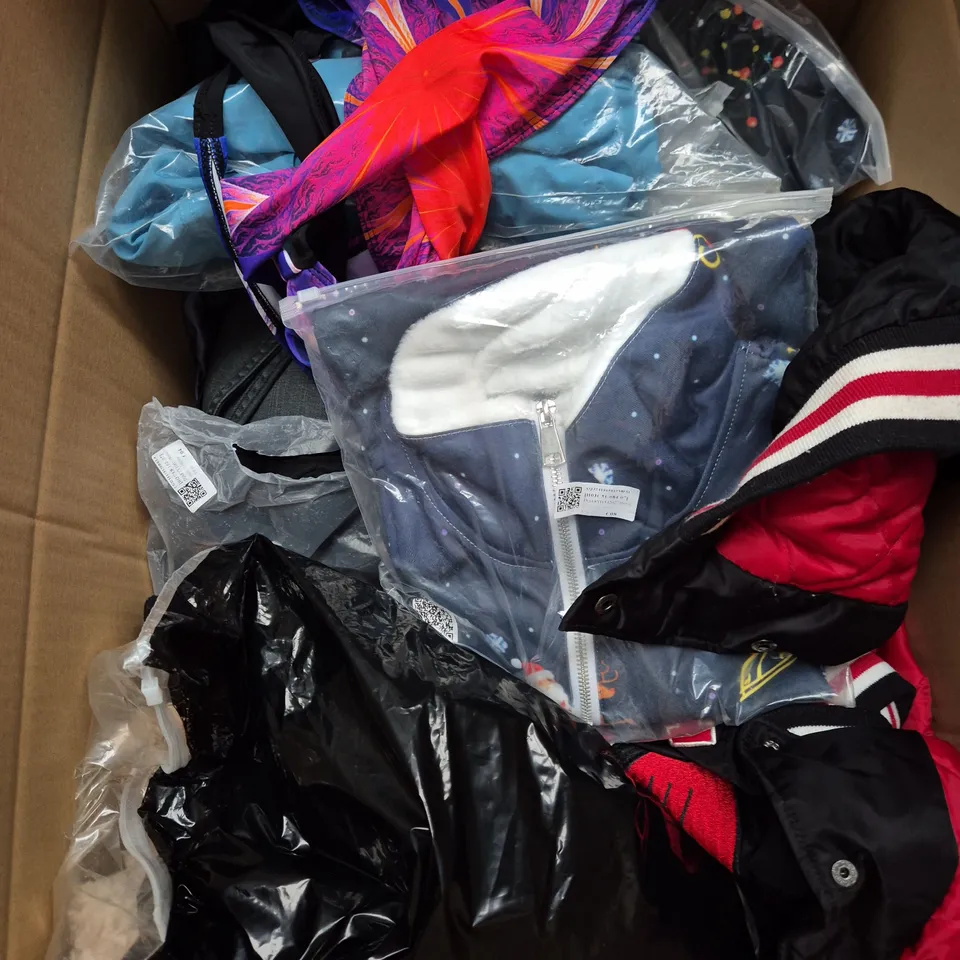 APPROXIMATELY 20 ASSORTED CLOTHING ITEMS IN VARIOUS SIZES TO INCLUDE - SOCKS, JACKET, CARDIGAN, ETC