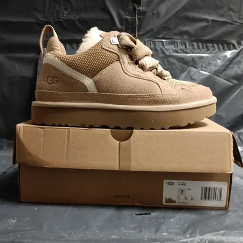 BOXED PAIR OF UGG LOWMEL SHOES IN SAND SIZE UK 5