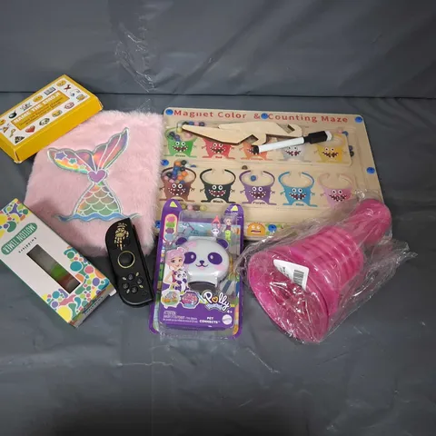 TOTE OF ASSORTED TOYS AND ACCESSORIES TO INCLUDE; NAME THE EMOJI, MAGNET COLOR AND COUNTING MAZE AND POLLY POCKET