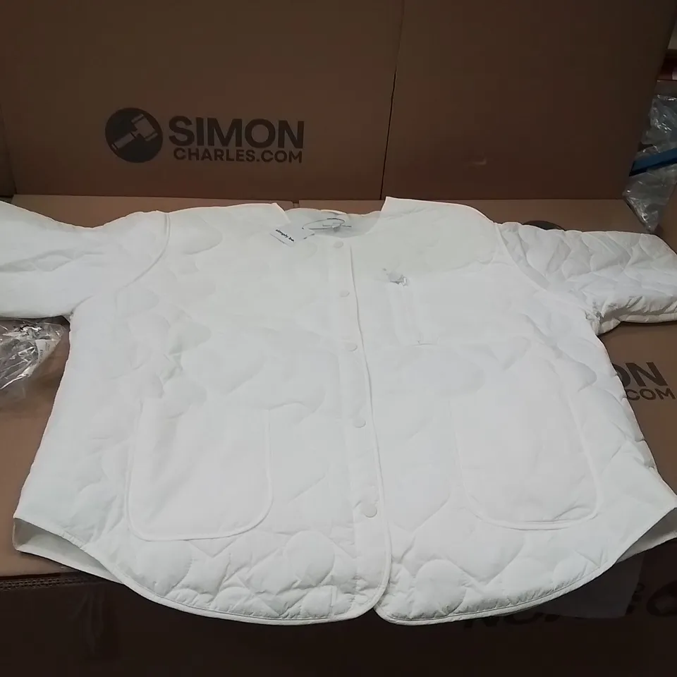 BOXED BRAND NEW APPROXIMATELY 5 SIMPLY BE QUILTED WHITE JACKET SIZE 24