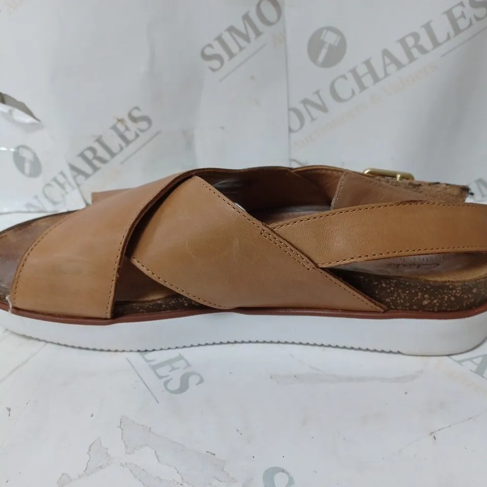 CLARKS ELAYNE SAND LEATHER SANDALS - SIZE 7