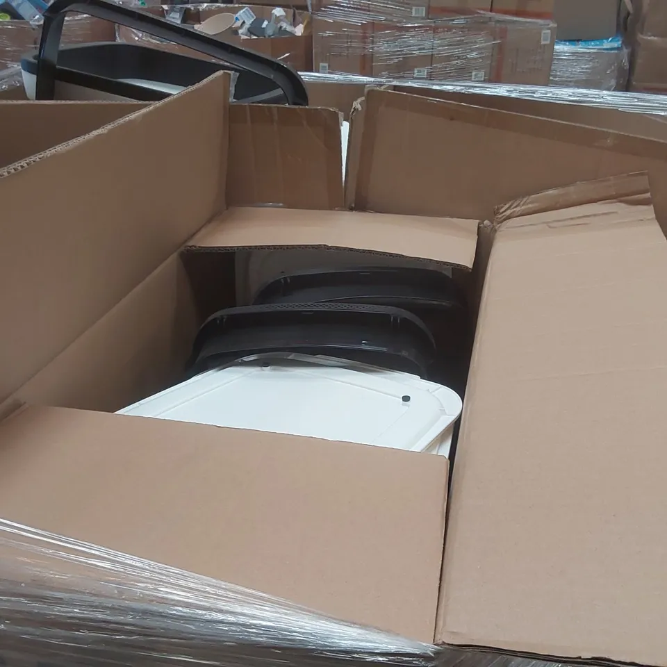 PALLET CONTAINING A VERY LARGE QUANTITY OF TUPPERWARE LARGE BREADSMART BREAD BINS