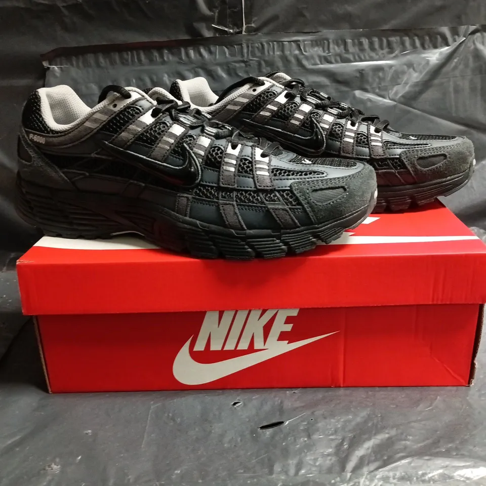 BOXED PAIR OF NIKE P-6000 TRAINERS IN ANTHRACITE/BLACK/CHROME SIZE UK 11